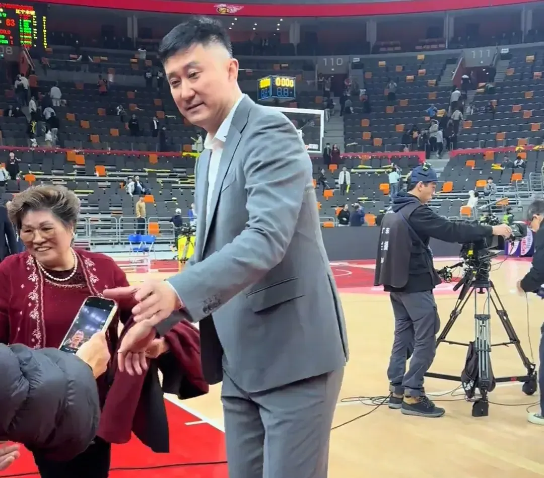 广东宏远迎CBA季后赛关键赛，集结日内部沟通，质疑声仍在，资深球员宣示担当的简单介绍九游游戏中心