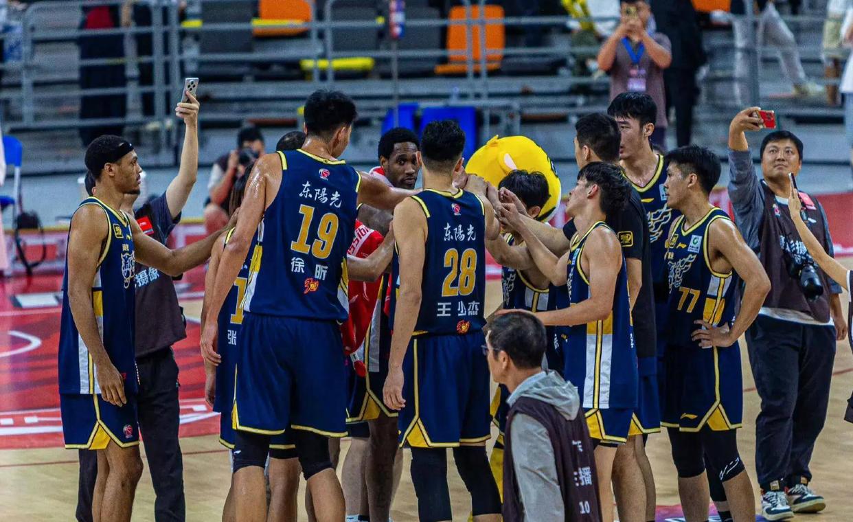 广东宏远迎CBA季后赛关键赛，集结日内部沟通，质疑声仍在，资深球员宣示担当的简单介绍
