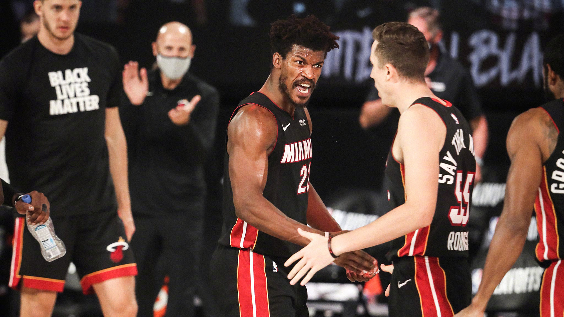 国际比赛日迈阿密热火调整名单以备NBA季后赛；防线松动环节打磨；话题不断；团队化学反应显著的简单介绍